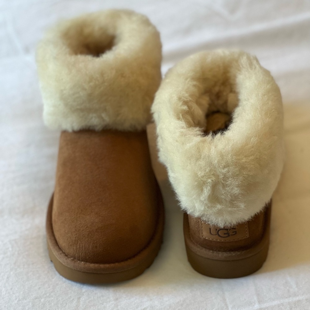 NWOB UGG Classic Mini Fluff Boots in Chestnut - Size 7